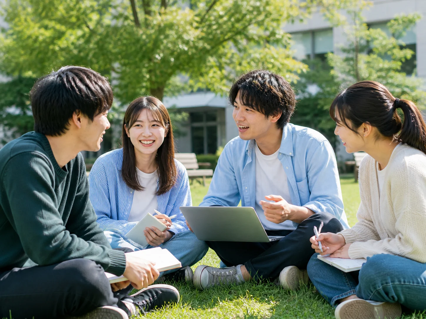 芝生広場で過ごす架空の学生たち