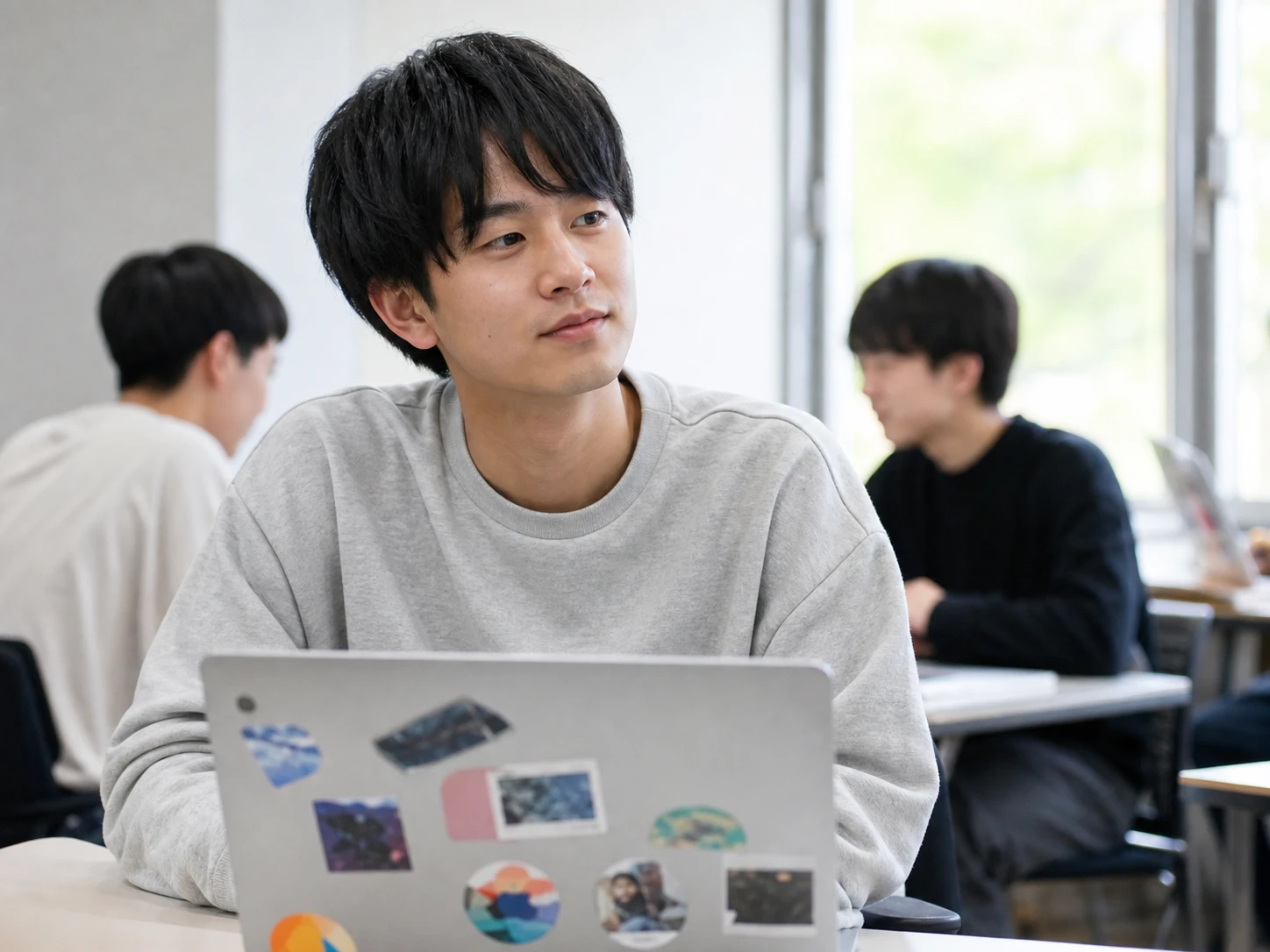 教室で資料を読む架空の学生たち
