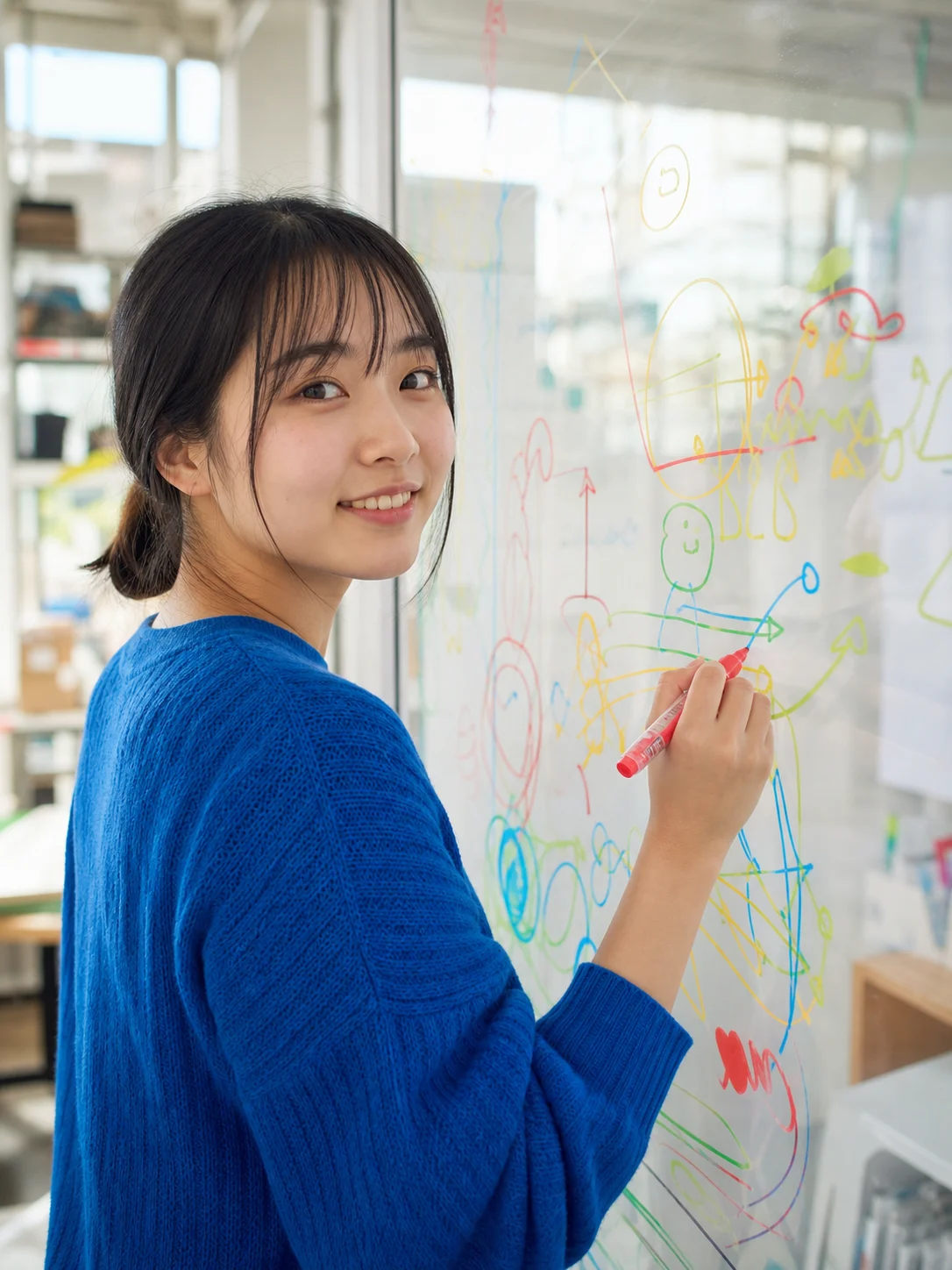 編集演習室で言葉を整理する架空の学生